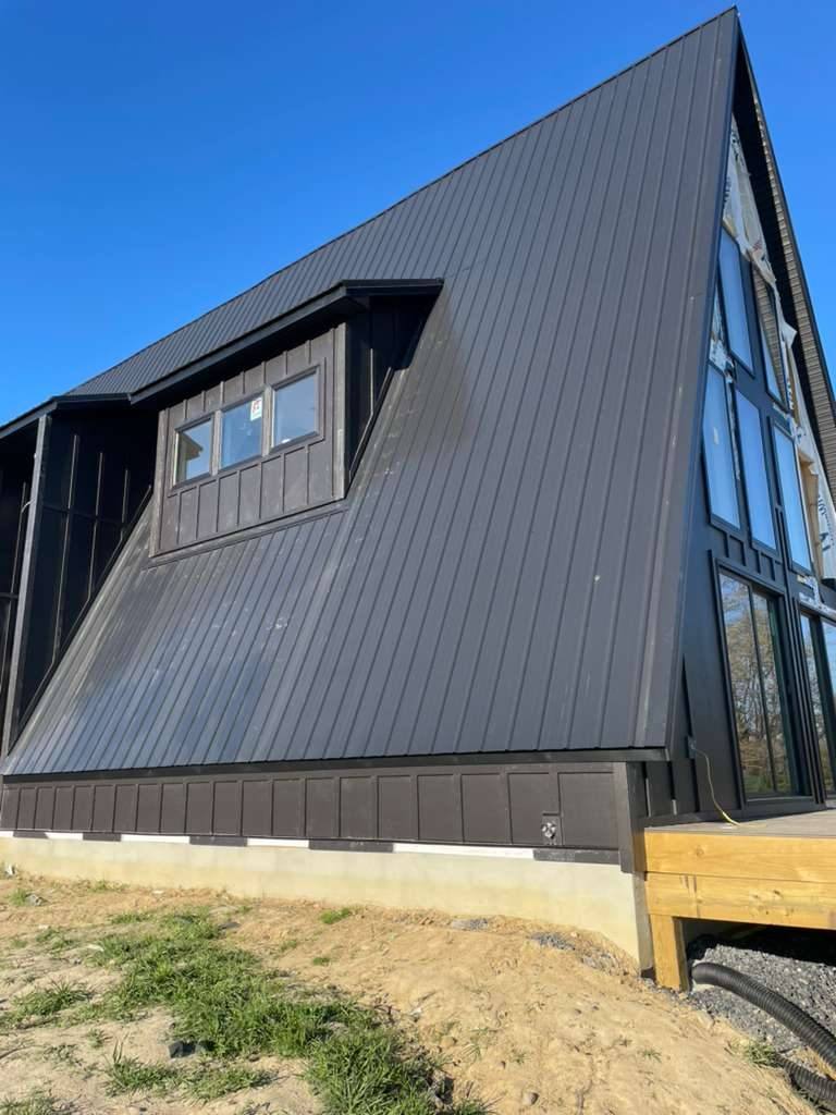 Side profile in standing-seam metal